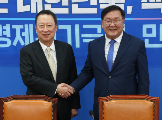 박용만 대한상공회의소 회장(왼쪽)은 19일 서울 여의도 국회를 방문해 미래통합당과 더불어민주당 신임 원내대표를 만나 경제법안의 조속한 처리를 요청했다. 박 회장이 김태년 더불어민주당 원내대표와 기념촬영을 하고 있다.<대한상공회의소 제공>